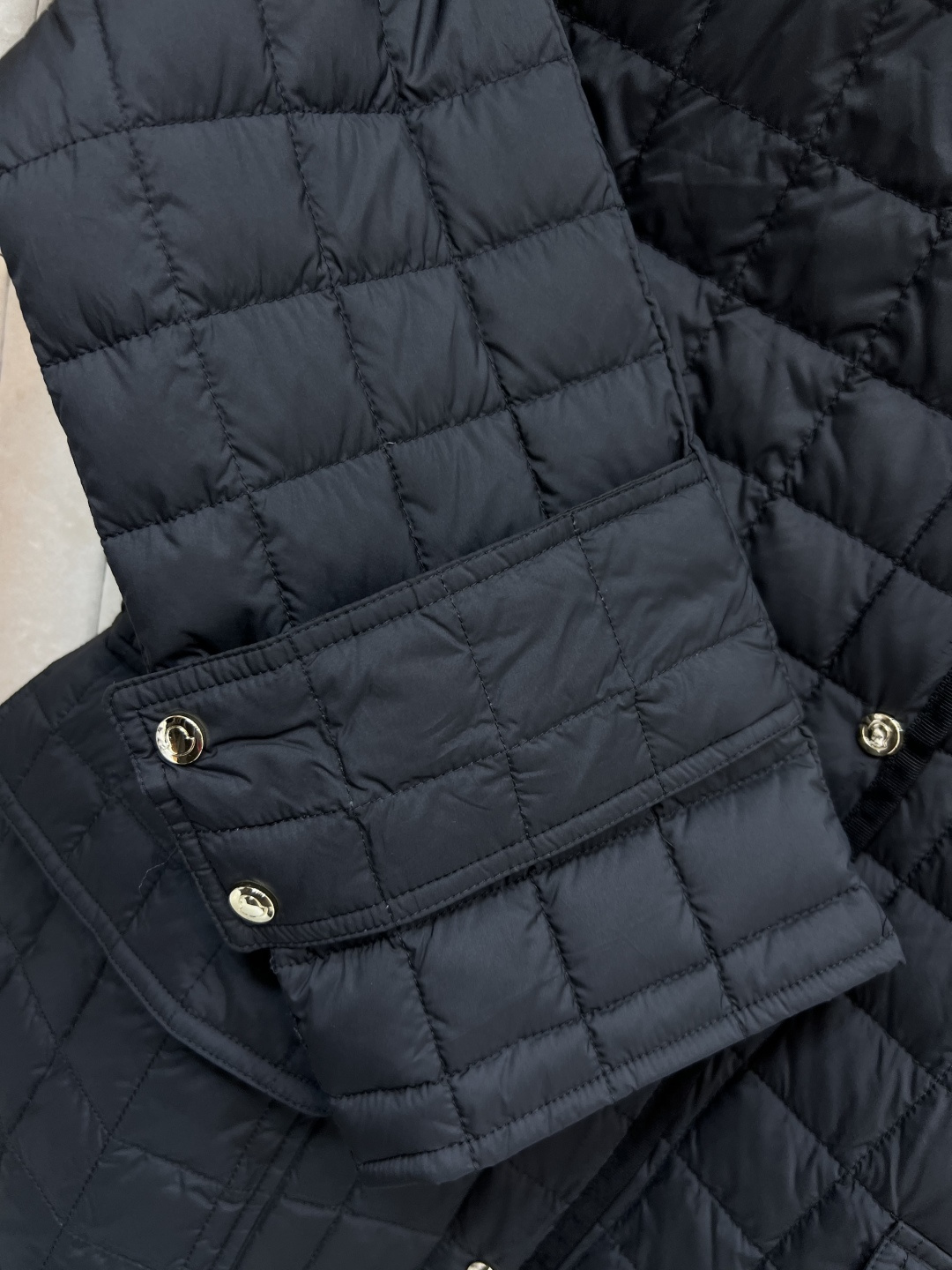 M家 25早秋新款 格纹衍缝夹棉收腰外套 保暖效果很好 小翻领收腰夹克设计 经典版型百搭时髦 完美演绎摩