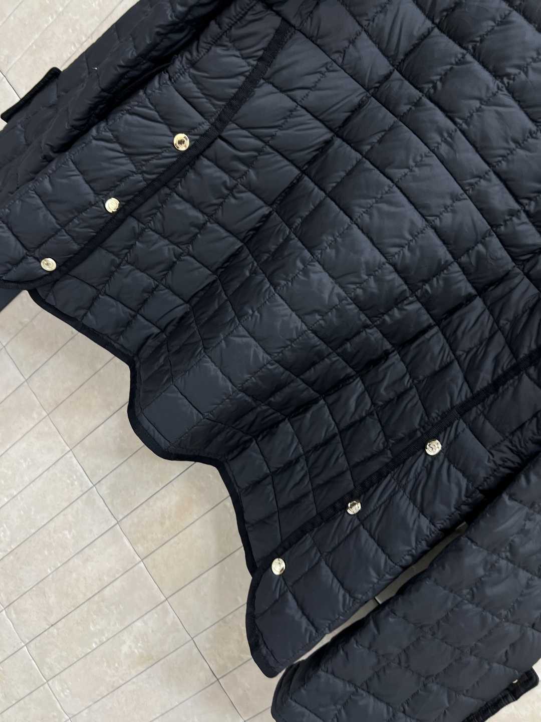 M家 25早秋新款 格纹衍缝夹棉收腰外套 保暖效果很好 小翻领收腰夹克设计 经典版型百搭时髦 完美演绎摩