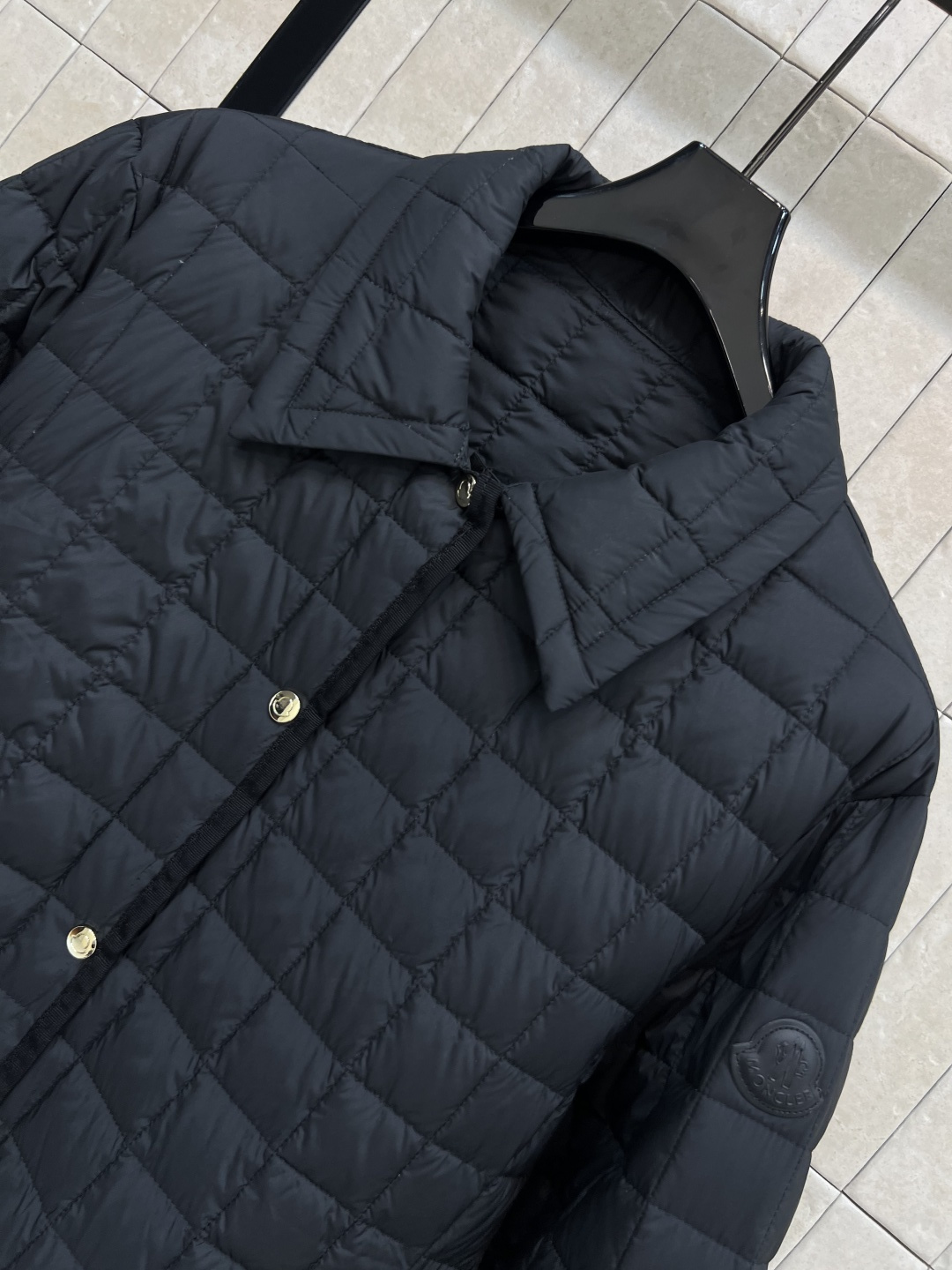 M家 25早秋新款 格纹衍缝夹棉收腰外套 保暖效果很好 小翻领收腰夹克设计 经典版型百搭时髦 完美演绎摩