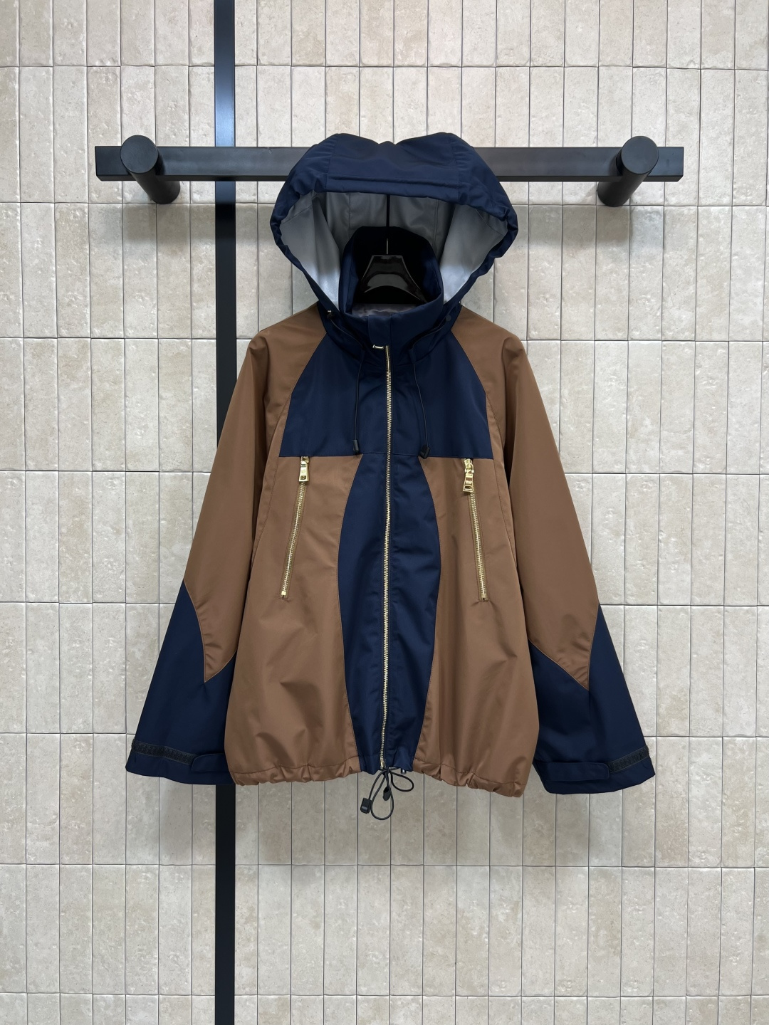 NO:483947,PD Home 25 early autumn new color-blocked hooded jacket Curved zipper can be folded up to make the hooded collar, contrasting color splicing design for the body, visually slimming, loose silhouette, comfortable and unrestrained, drawstring waist embellishing the upper body, cool and handsome, age-reducing feeling, one color three-code Size/S-M-L,,dior, jackets & coats,hats,alexander wang19860909PD家 25早秋新款 拼色连帽外套 弧形拉链可收起连帽变帅气立领 衣身撞色拼接设计 视觉显瘦绝绝子 宽松廓形上身舒适无束缚 抽绳束腰点缀上身就是酷帅十足的减龄感 一色三码Size/S-M-L,,dior,jackets & coats,hats,alexander wang,Women's clothing