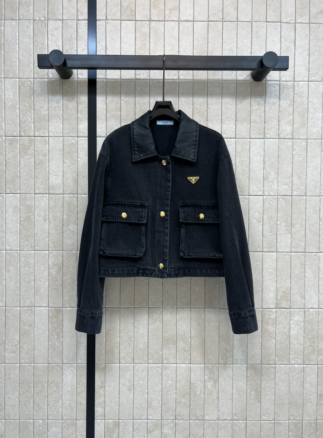 NO:483965,PD Home 25 Early Autumn New Lapel denim short jacket jacket Slimming and taller denim jacket without age limit Comfortable touch comes from imported good fabric pure cotton material skin-friendly and comfortable, with multiple functions of comfort and softness, crisp and stylish, not soft, clean and neat, every detail is just right, classic triangle embellishment, youthful and age-reducing upper body, full of girlishness, one color three-code Size/S-M-L,,dior, jackets & coats, jackets & coats, alexander wang19860909PD家25早秋新款 翻领牛仔短款夹克外套 显瘦显高没有年龄界限的牛仔外套 舒适的触感来自于进口好面料纯棉材质亲肤舒适 兼具舒适轻柔多重功效 挺括有型不软塌 走线干净利落 每一处细节都恰到好处 经典三角标点缀 上身青春减龄满满的少女感 一色三码Size/S-M-L,,dior,jackets & coats,jackets & coats,alexander wang,Women's clothing