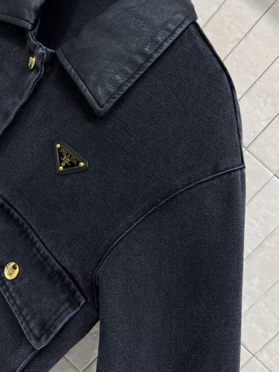 PD家25早秋新款 翻领牛仔短款夹克外套 显瘦显高没有年龄界限的牛仔外套  舒适的触感来自于进口好面料纯