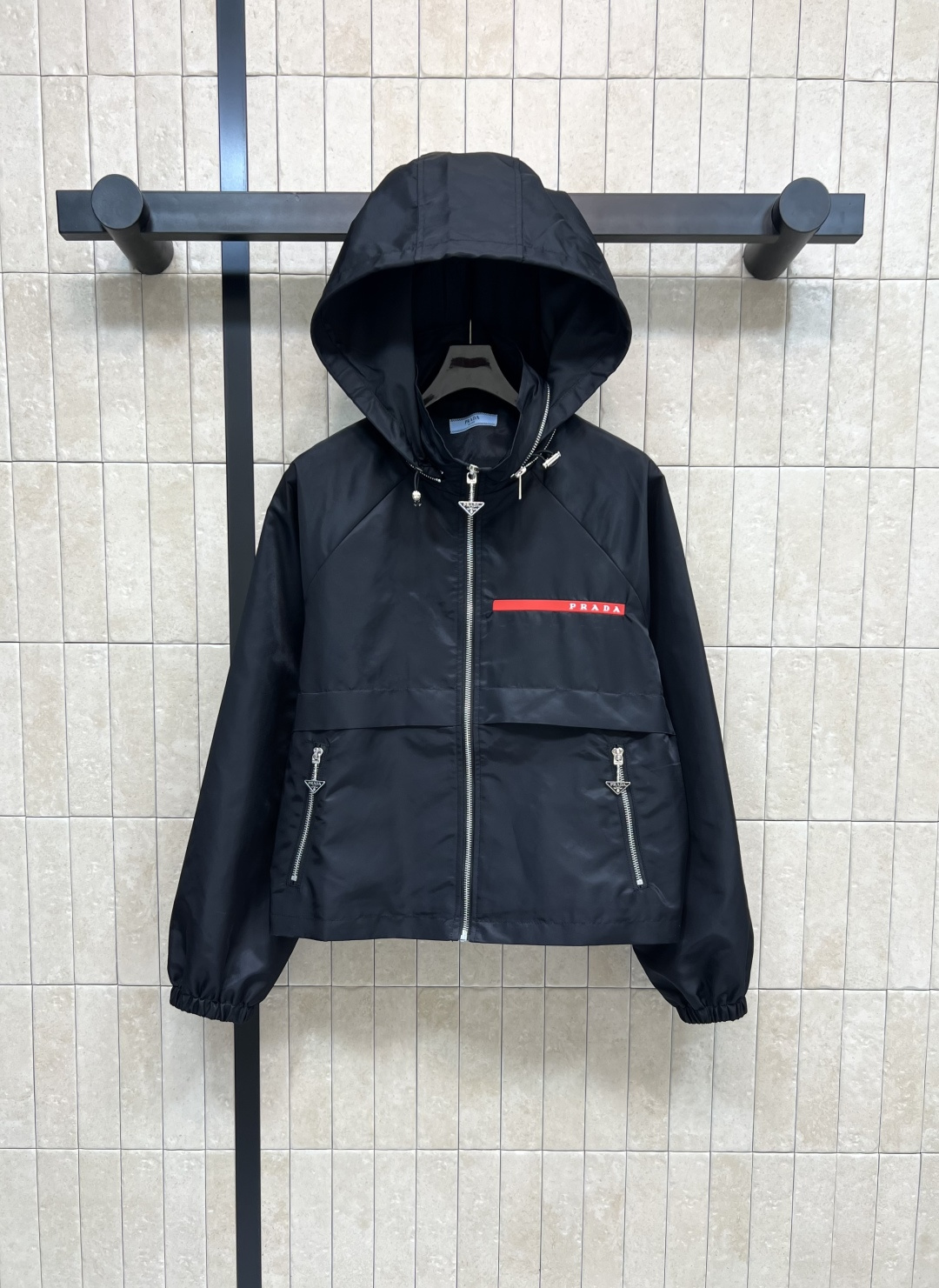 NO:483974,PD Home 25 early autumn new hooded nylon jacket classic red logo embellishment high-end quality versatile and not picky. Curved zippers can be folded up and become a handsome stand-up collar to create a handsome and fashionable outfit. The loose silhouette is comfortable and unrestrained. The upper body is a cool and handsome feeling of age reduction. One color three-code Size/S-M-L,,dior, jackets & coats,hats,alexander wang19860909PD家 25早秋新款 连帽尼龙外套 经典的红标logo点缀 高端品质 百搭不挑人 弧形拉链可收起连帽变帅气立领 打造帅气时髦穿搭 宽松廓形上身舒适无束缚 上身就是酷帅十足的减龄感 一色三码Size/S-M-L,,dior,jackets & coats,hats,alexander wang,Women's clothing