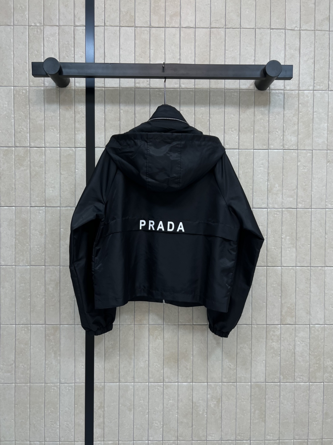 PD家 25早秋新款 连帽尼龙外套 经典的红标logo点缀  高端品质 百搭不挑人 弧形拉链可收起连帽变