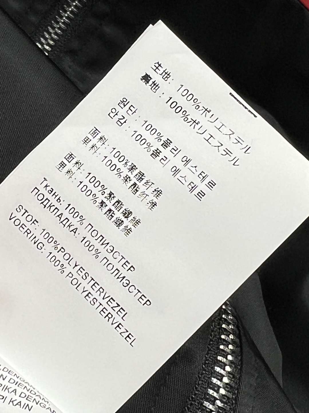 PD家 25早秋新款 连帽尼龙外套 经典的红标logo点缀  高端品质 百搭不挑人 弧形拉链可收起连帽变