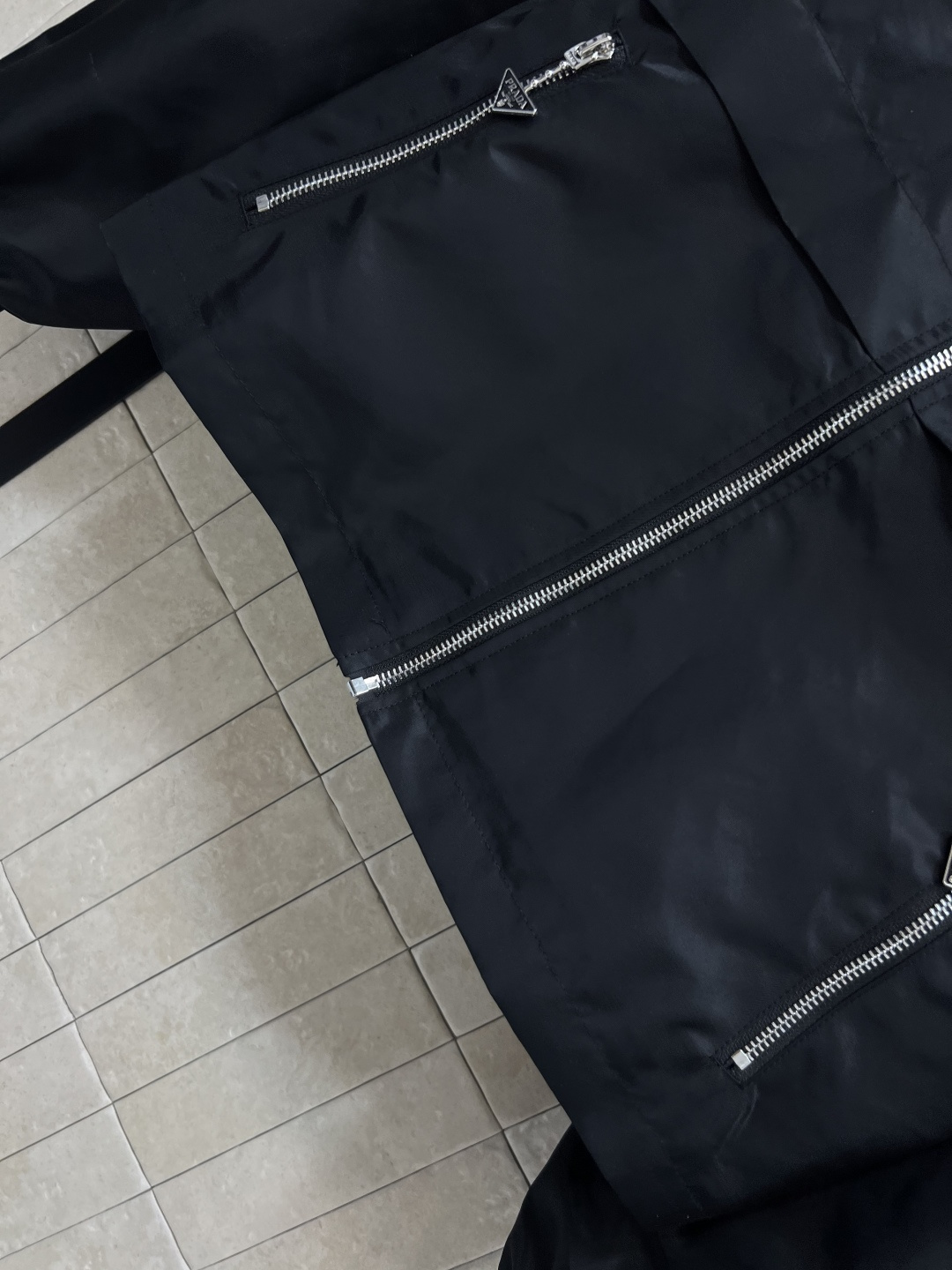 PD家 25早秋新款 连帽尼龙外套 经典的红标logo点缀  高端品质 百搭不挑人 弧形拉链可收起连帽变