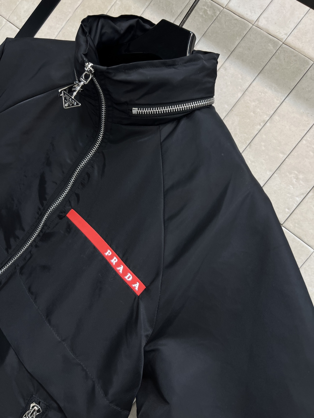 PD家 25早秋新款 连帽尼龙外套 经典的红标logo点缀  高端品质 百搭不挑人 弧形拉链可收起连帽变