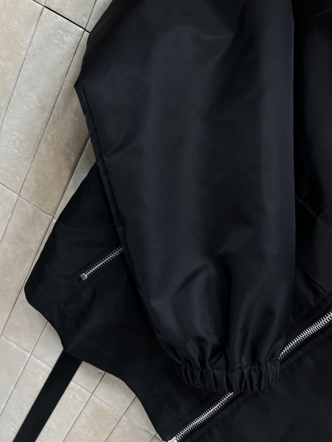 PD家 25早秋新款 连帽尼龙外套 经典的红标logo点缀  高端品质 百搭不挑人 弧形拉链可收起连帽变