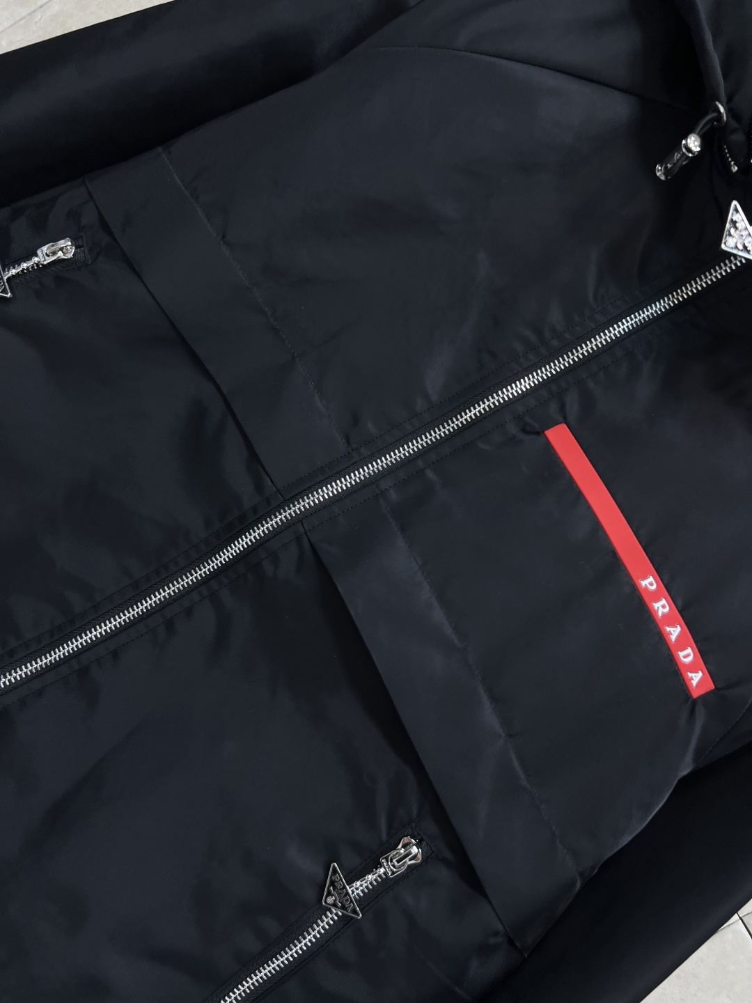 PD家 25早秋新款 连帽尼龙外套 经典的红标logo点缀  高端品质 百搭不挑人 弧形拉链可收起连帽变