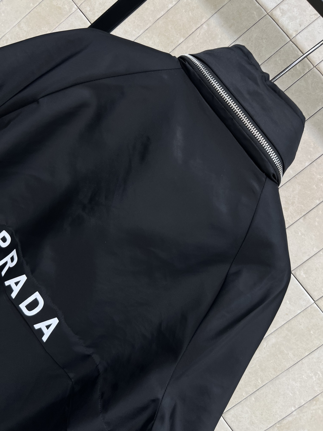 PD家 25早秋新款 连帽尼龙外套 经典的红标logo点缀  高端品质 百搭不挑人 弧形拉链可收起连帽变