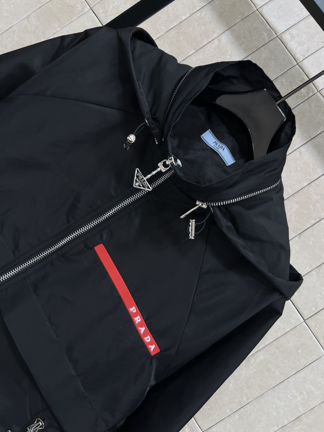 PD家 25早秋新款 连帽尼龙外套 经典的红标logo点缀  高端品质 百搭不挑人 弧形拉链可收起连帽变