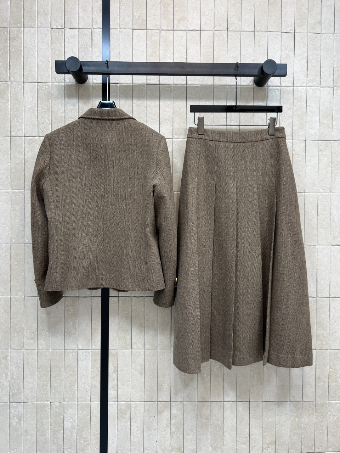 CE家  25早秋新款 驼色毛呢套装 V领西服外套+百褶半身裙 秋冬推荐 高级温暖咖 定制logo金扣点