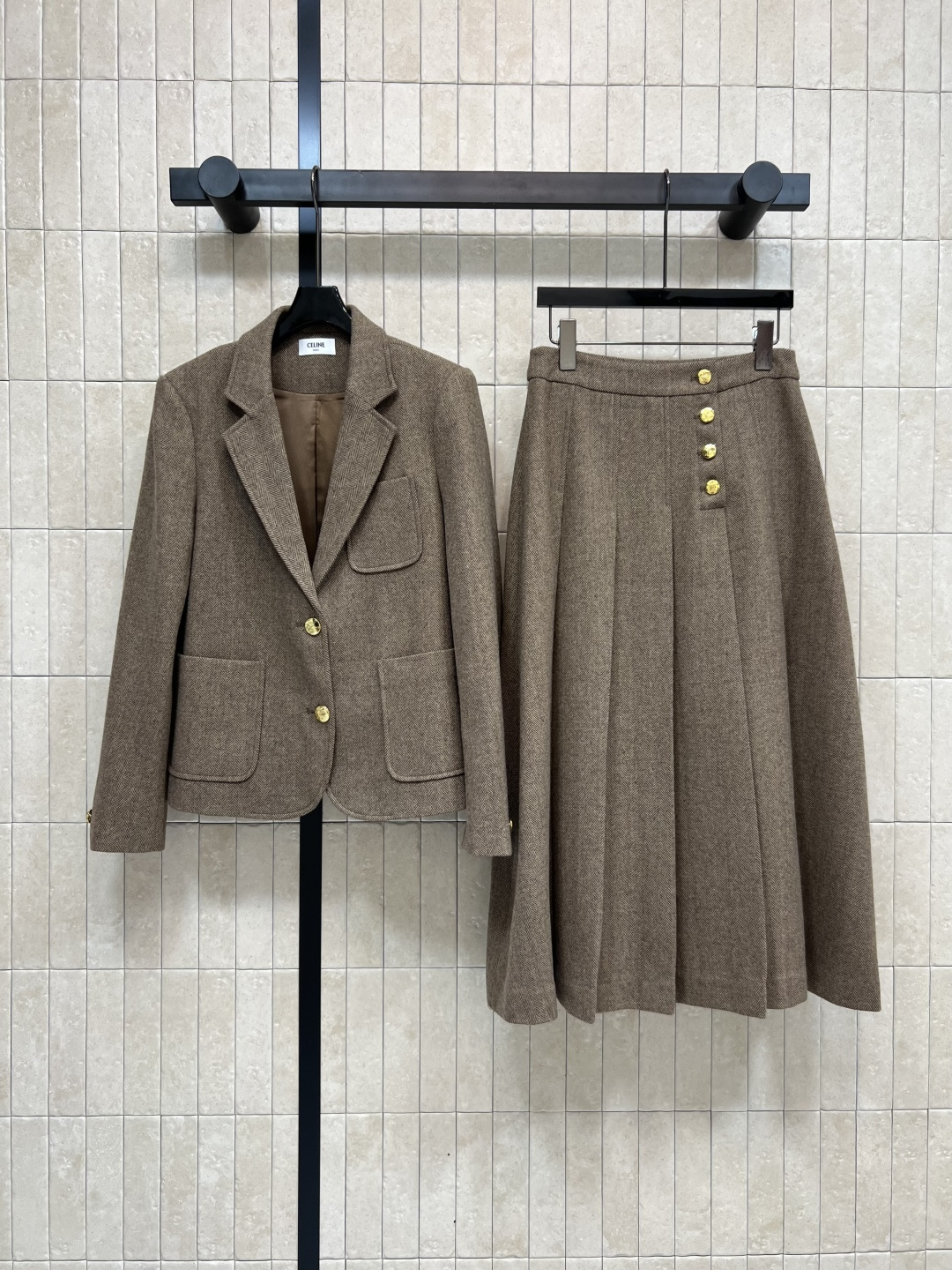 NO:483984,CE Home 25 early autumn new style camel woolen suit V-neck suit + pleated skirt Recommended autumn and winter high-end warm coffee Customized logo gold buckle embellishment The upper body is too fashionable A retro tone The shoulder pad silhouette is just right cut Simple neat and generous Wool fabric thick texture A set of fashionable and stylish top body Retro and elegant Ambient girl must have a generous and elegant A set for sale Size/S-M-L,, skirts, jackets & coats,alexander wang19860909CE家 25早秋新款 驼色毛呢套装 V领西服外套+百褶半身裙 秋冬推荐 高级温暖咖 定制logo金扣点缀 上身太时髦了 一股复古的腔调感 垫肩廓形恰到好处剪裁 简约利落大方 羊毛面料厚实质感 一套上身时髦有范 复古优雅 氛围感女孩必备 大方优雅 一套出售 Size/S-M-L,,skirts,jackets & coats,alexander wang,Women's clothing