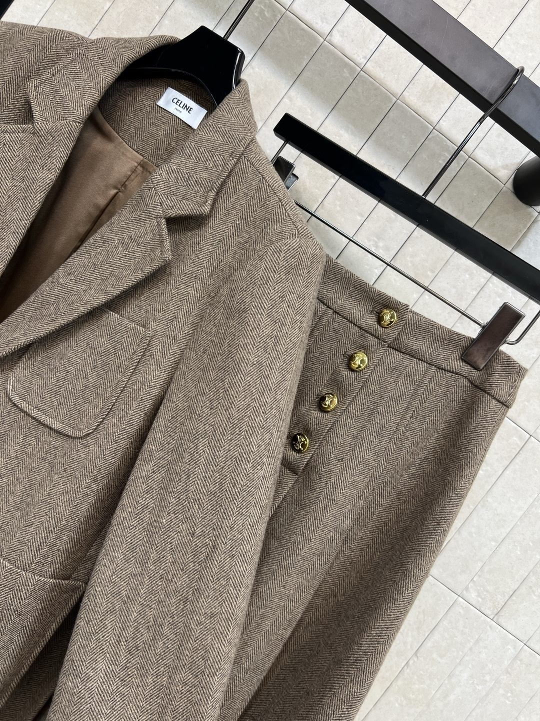 CE家  25早秋新款 驼色毛呢套装 V领西服外套+百褶半身裙 秋冬推荐 高级温暖咖 定制logo金扣点