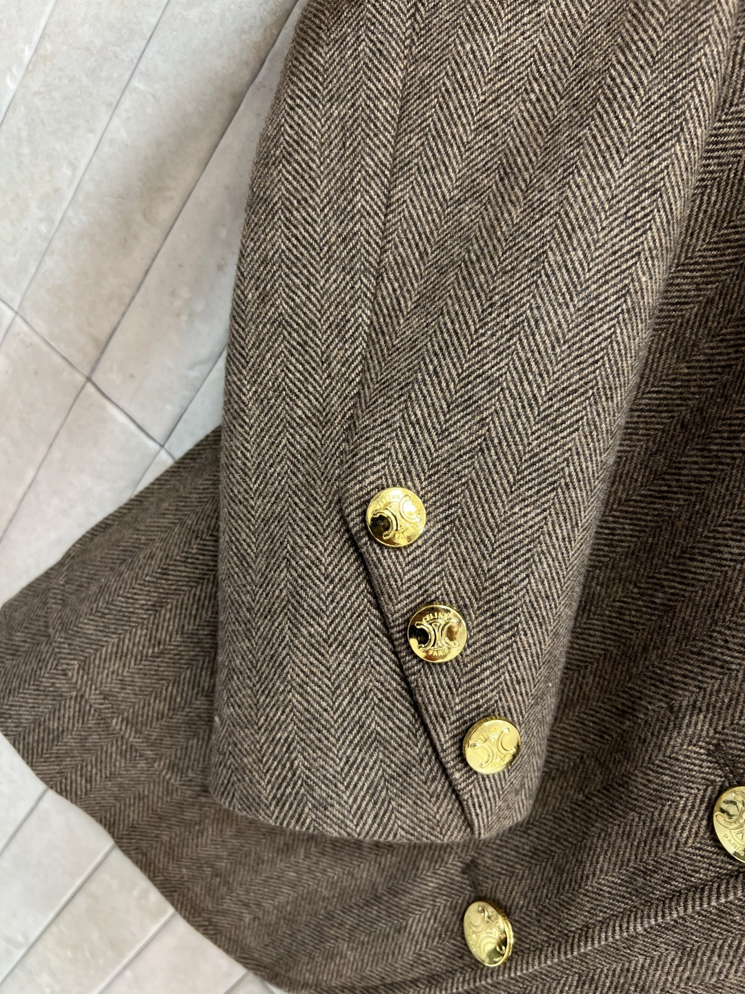 CE家  25早秋新款 驼色毛呢套装 V领西服外套+百褶半身裙 秋冬推荐 高级温暖咖 定制logo金扣点