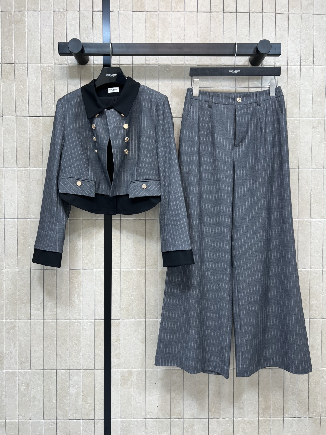 NO:483994,YSl Home 25 early autumn new style neutral gray striped suit set lapel fake two-piece short suit jacket + straight wide-leg pants. It can be said to be a very elegant set. The upper body is full of aura and fashionable feeling. Customized logo gold button double-breasted fake two-piece design. The pants are straight loose and loose, which show the proportion of long legs. One color three-digit Size/S-M-L,,saint laurent,jackets & coats,business suit,alexander wang19860909YSl 家 25早秋新款 中性灰条纹西装套装 翻领假两件短款西装外套+直筒阔腿裤 可以说是超显气质的一套了 上身就是满满的气场和时髦感 定制logo金扣双排扣假两件设计 裤子是直筒宽松版型 超显大长腿比例 一色三码Size/S-M-L,,saint laurent,jackets & coats,business suit,alexander wang,Women's clothing