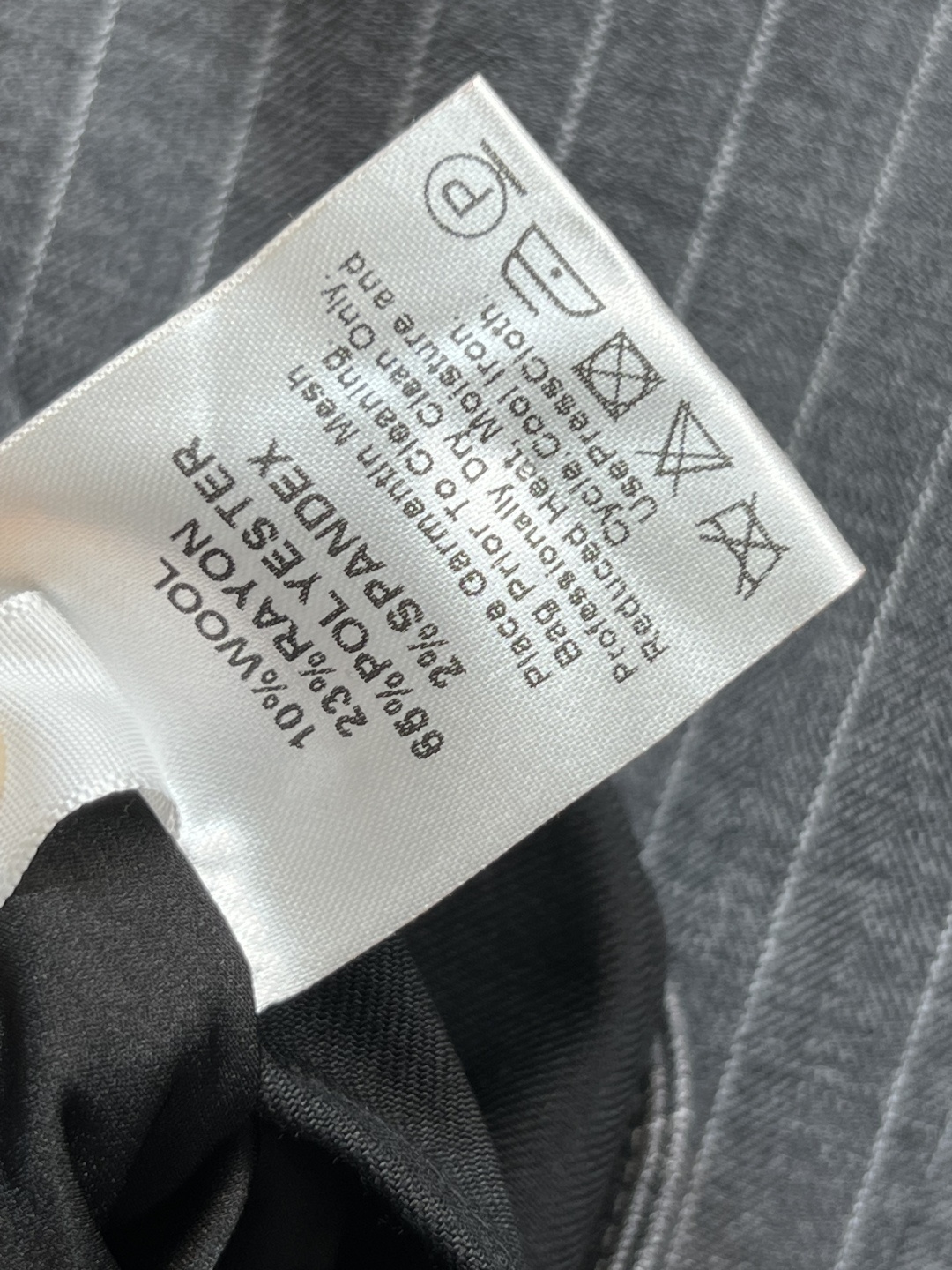 YSl 家 25早秋新款 中性灰条纹西装套装 翻领假两件短款西装外套+直筒阔腿裤 可以说是超显气质的一套