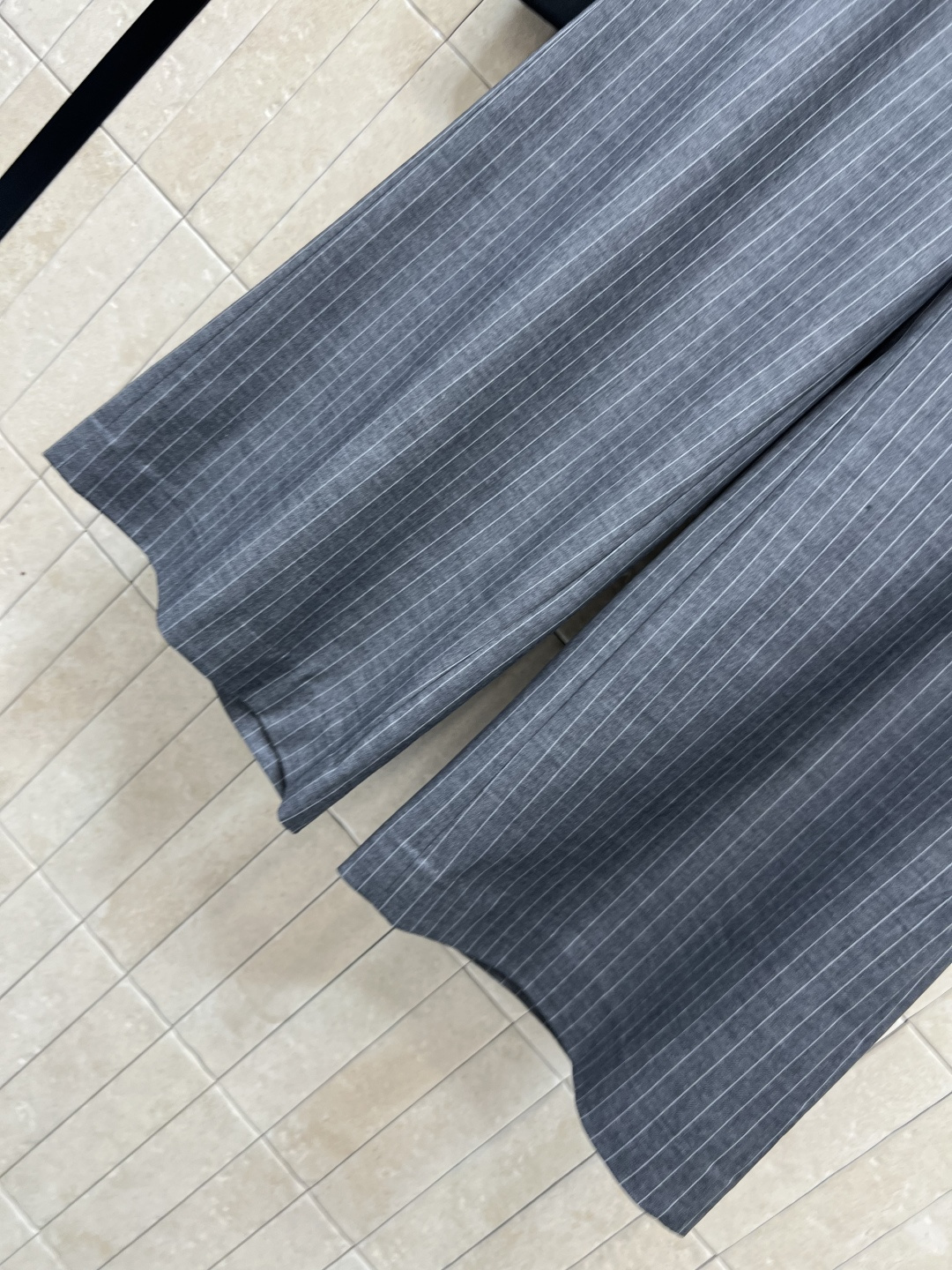 YSl 家 25早秋新款 中性灰条纹西装套装 翻领假两件短款西装外套+直筒阔腿裤 可以说是超显气质的一套