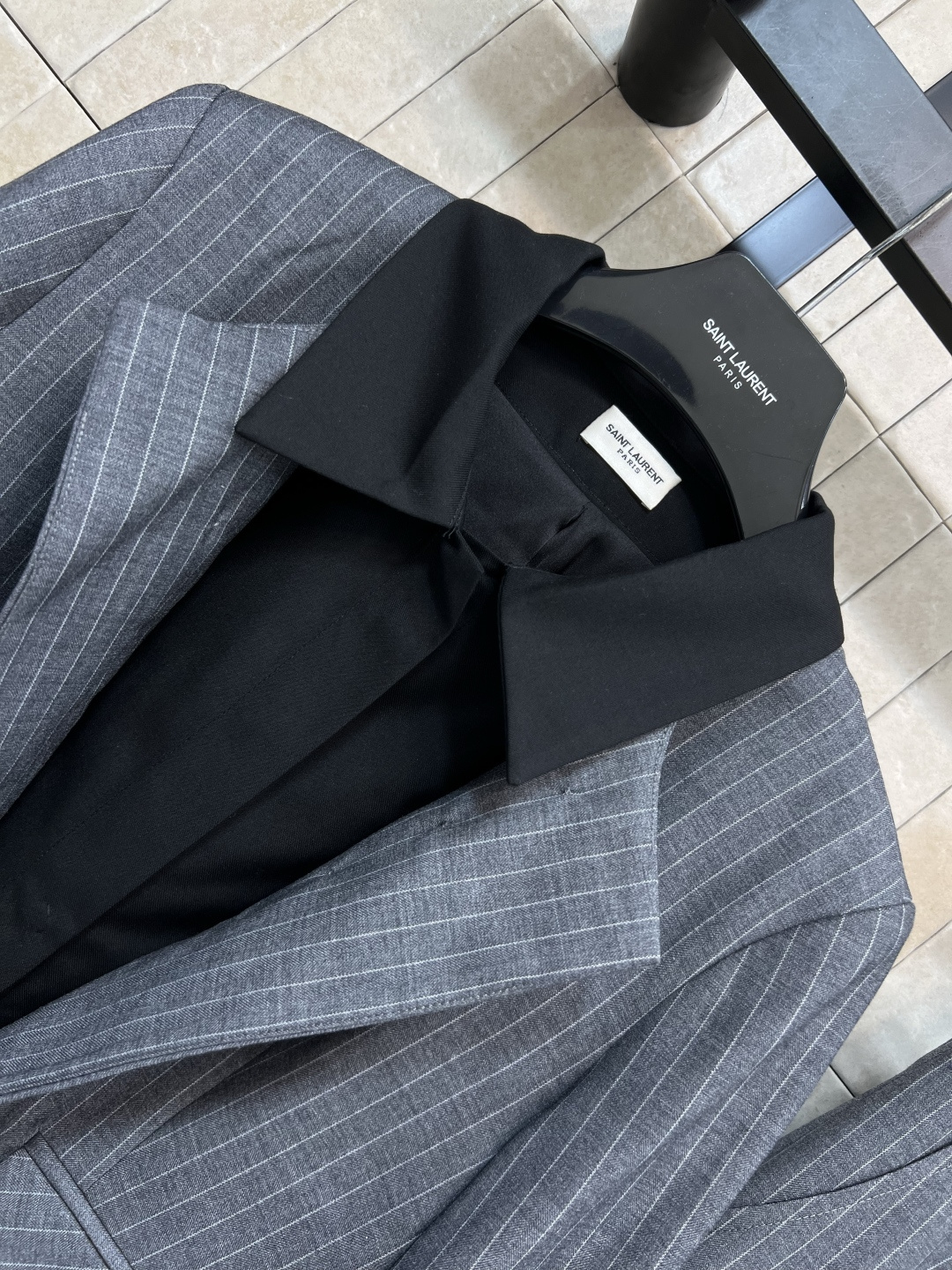 YSl 家 25早秋新款 中性灰条纹西装套装 翻领假两件短款西装外套+直筒阔腿裤 可以说是超显气质的一套