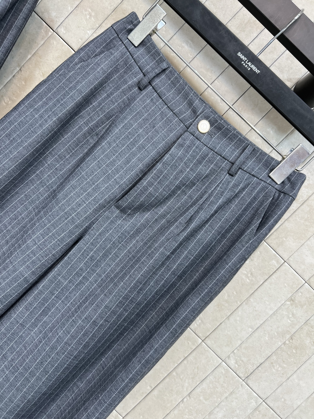 YSl 家 25早秋新款 中性灰条纹西装套装 翻领假两件短款西装外套+直筒阔腿裤 可以说是超显气质的一套