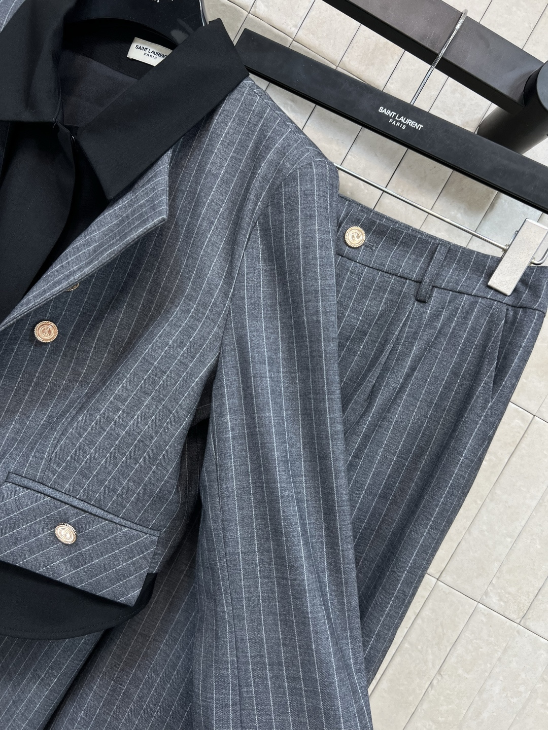 YSl 家 25早秋新款 中性灰条纹西装套装 翻领假两件短款西装外套+直筒阔腿裤 可以说是超显气质的一套