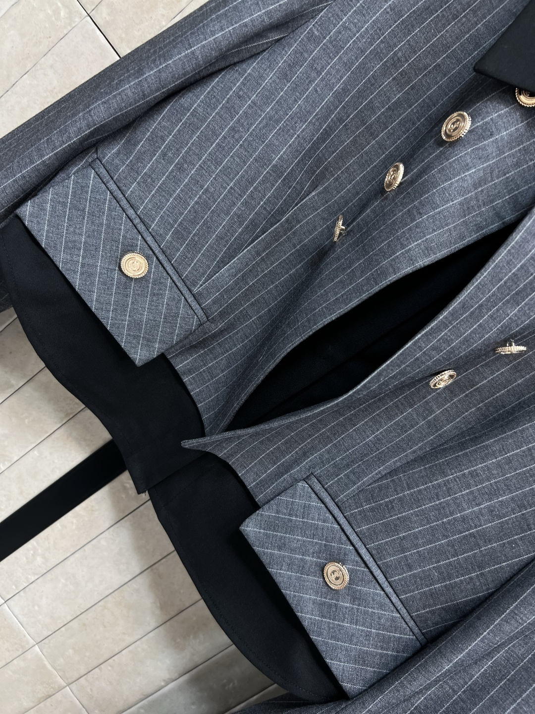 YSl 家 25早秋新款 中性灰条纹西装套装 翻领假两件短款西装外套+直筒阔腿裤 可以说是超显气质的一套