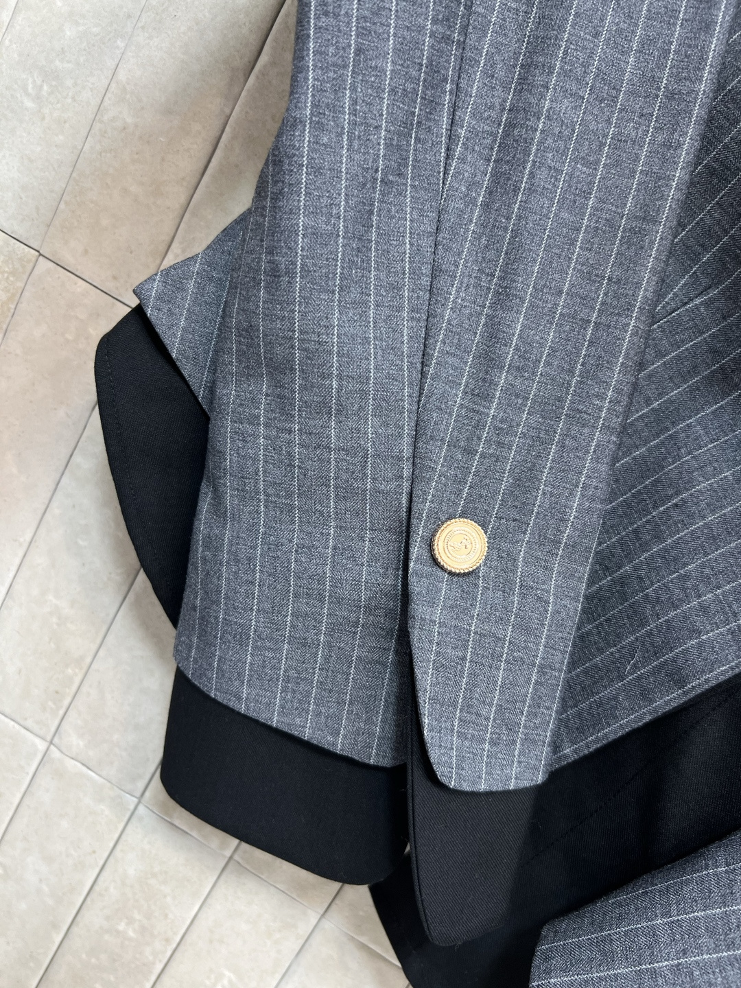 YSl 家 25早秋新款 中性灰条纹西装套装 翻领假两件短款西装外套+直筒阔腿裤 可以说是超显气质的一套