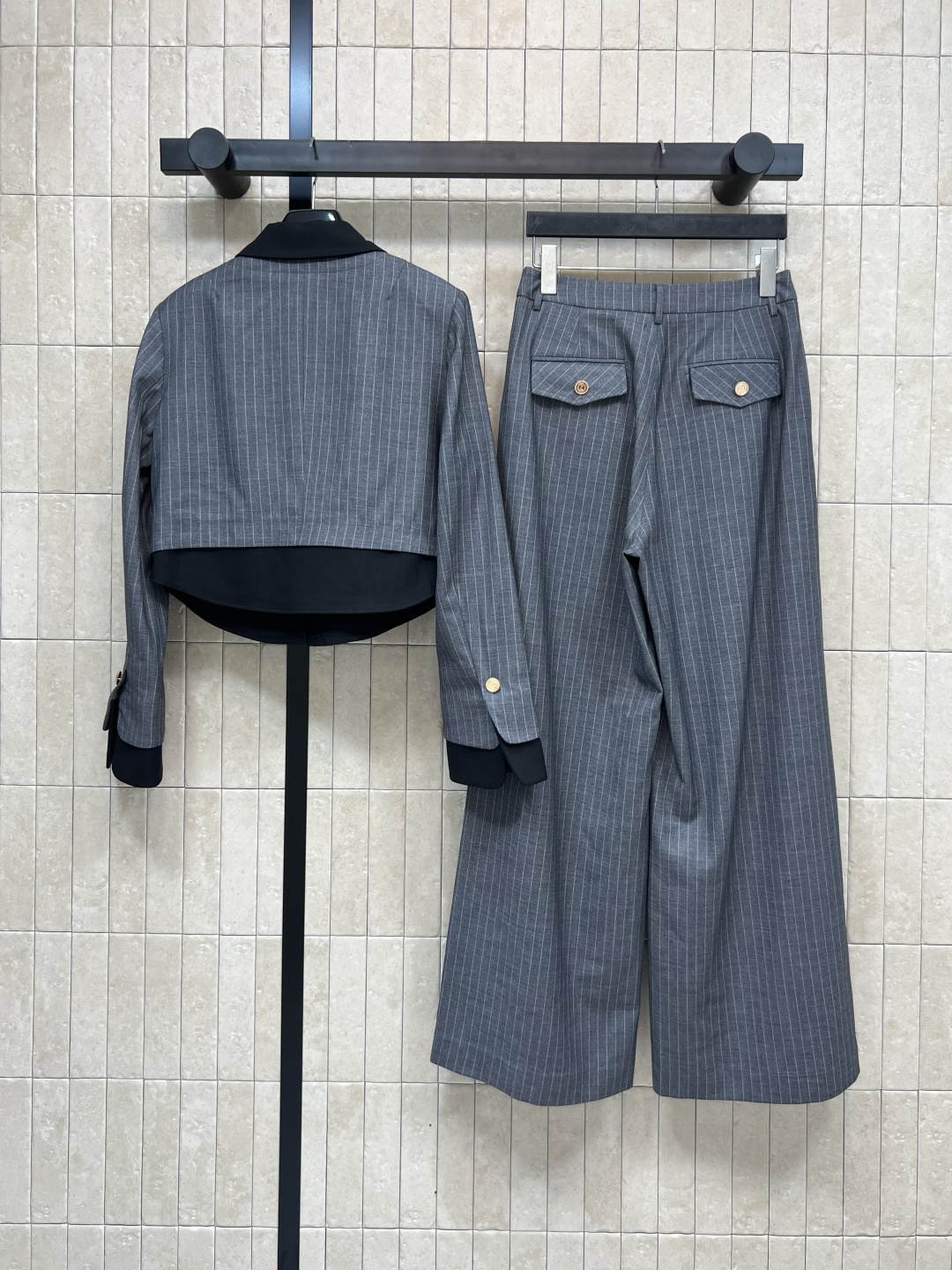 YSl 家 25早秋新款 中性灰条纹西装套装 翻领假两件短款西装外套+直筒阔腿裤 可以说是超显气质的一套