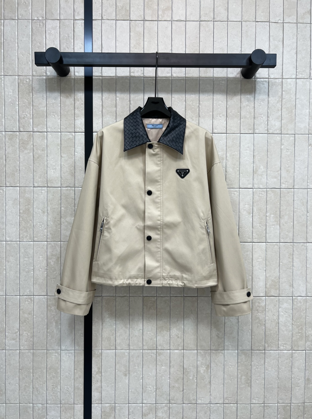 NO:484004,PD Home 25 early autumn new style lapel jacket jacket spliced ​​and made of leather lapel design Khaki loose classic jacket style Chest triangle logo embellishment low-key luxury age-reducing college style versatile and not picky. Temperament fashionable and handsome tone create casual and comfortable items versatile and not picky. Workmanship quality depends on details. One color three codes Size/36-38-40,,dior,jackets & coats,jackets & coats,alexander wang19860909PD家 25早秋新款 翻领夹克外套 拼接编制皮革翻领设计 卡其色宽松经典夹克版型 胸口三角标logo标识点缀低调奢华 减龄学院风百搭不挑人 气质时髦帅气的调调 打造休闲舒适单品 版型百搭不挑人 做工品质看细节 一色三码 Size/36-38-40,,dior,jackets & coats,jackets & coats,alexander wang,Women's clothing