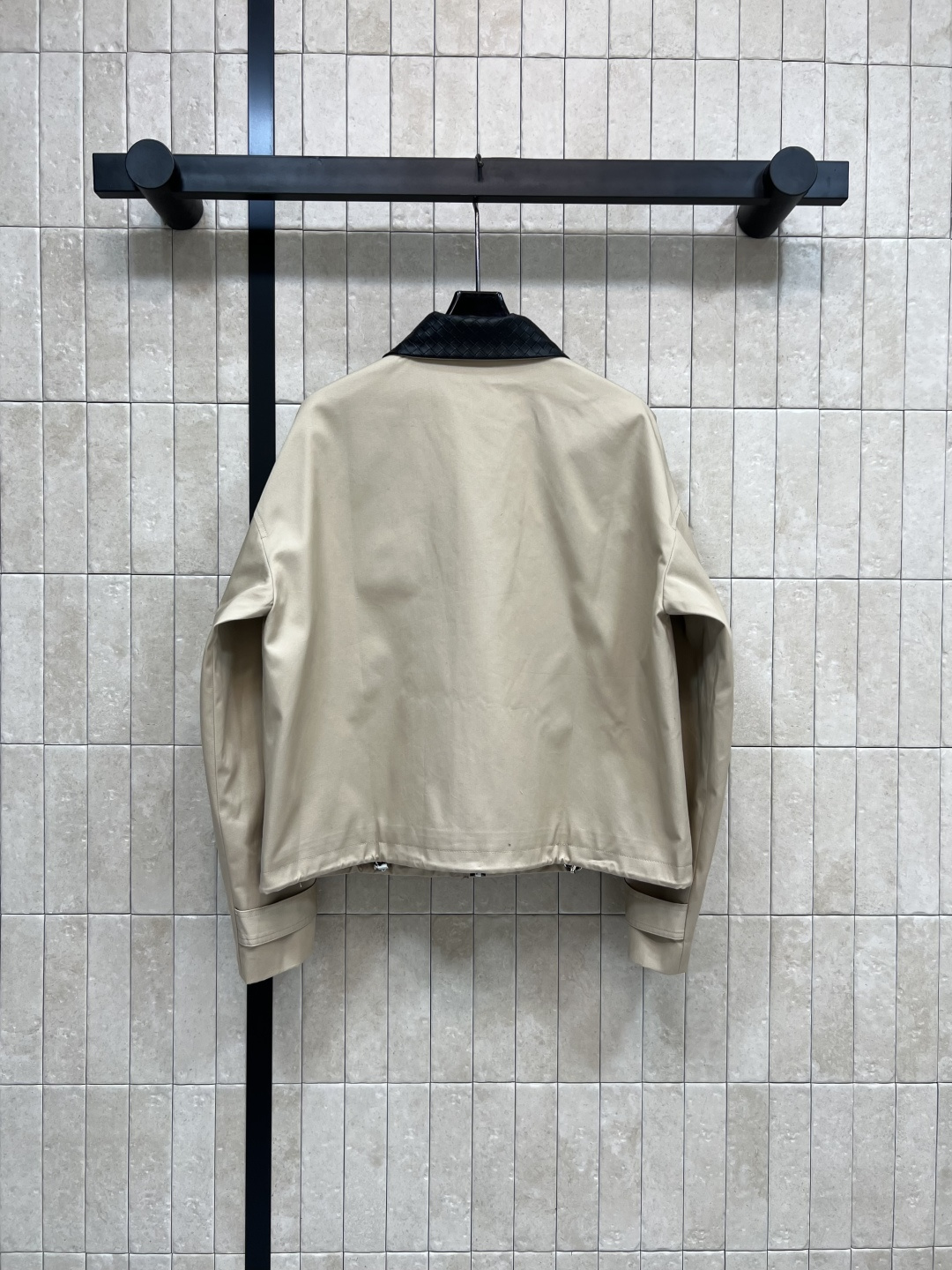 PD家 25早秋新款 翻领夹克外套 拼接编制皮革翻领设计 卡其色宽松经典夹克版型 胸口三角标logo标识