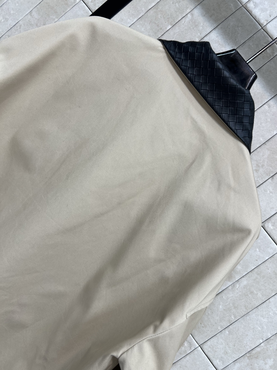 PD家 25早秋新款 翻领夹克外套 拼接编制皮革翻领设计 卡其色宽松经典夹克版型 胸口三角标logo标识