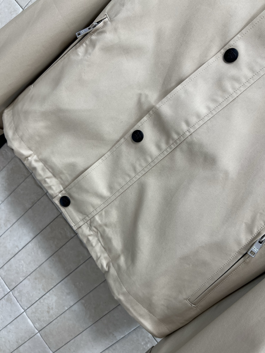 PD家 25早秋新款 翻领夹克外套 拼接编制皮革翻领设计 卡其色宽松经典夹克版型 胸口三角标logo标识