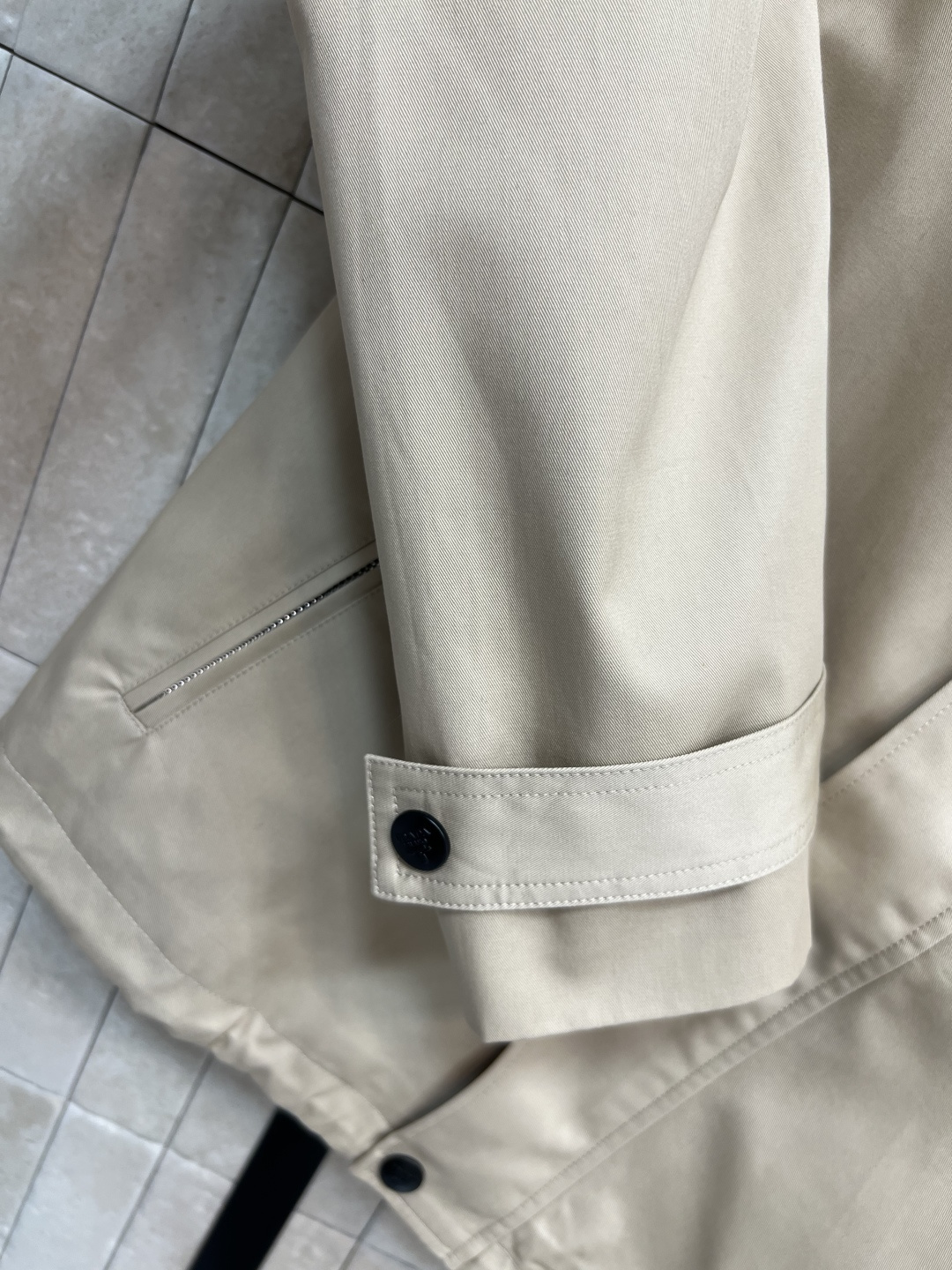 PD家 25早秋新款 翻领夹克外套 拼接编制皮革翻领设计 卡其色宽松经典夹克版型 胸口三角标logo标识