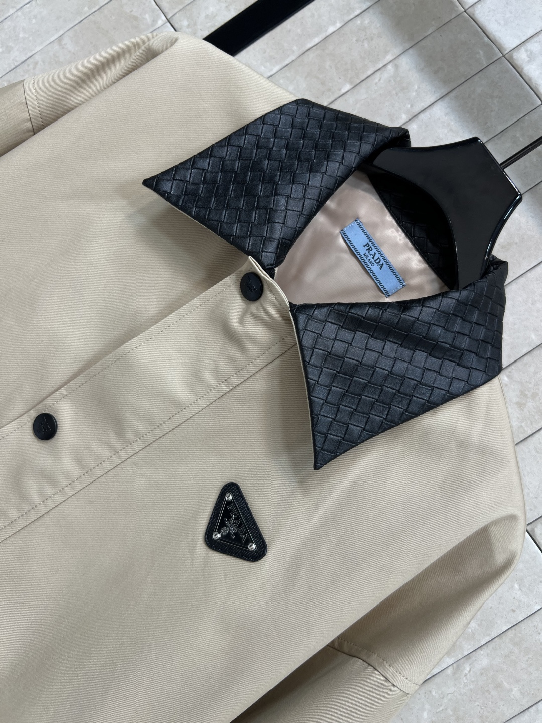 PD家 25早秋新款 翻领夹克外套 拼接编制皮革翻领设计 卡其色宽松经典夹克版型 胸口三角标logo标识