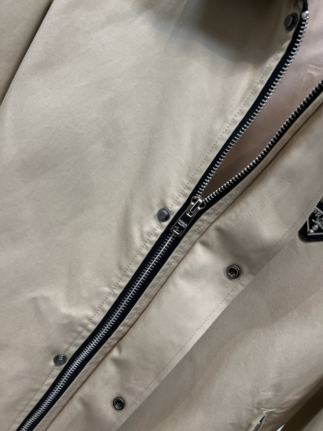 PD家 25早秋新款 翻领夹克外套 拼接编制皮革翻领设计 卡其色宽松经典夹克版型 胸口三角标logo标识