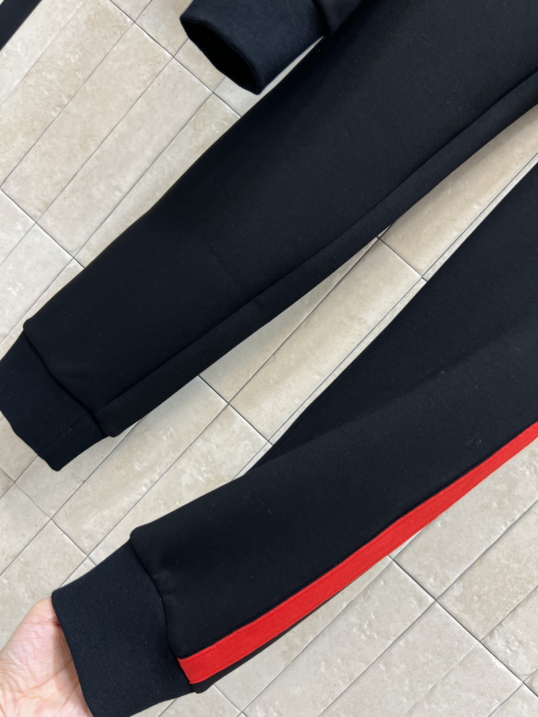 PD家 25早秋新款 立领拼色织带拉链上衣 +休闲小脚裤 空气棉面料显瘦又亲肤 袖身+裤身两侧撞色红织带