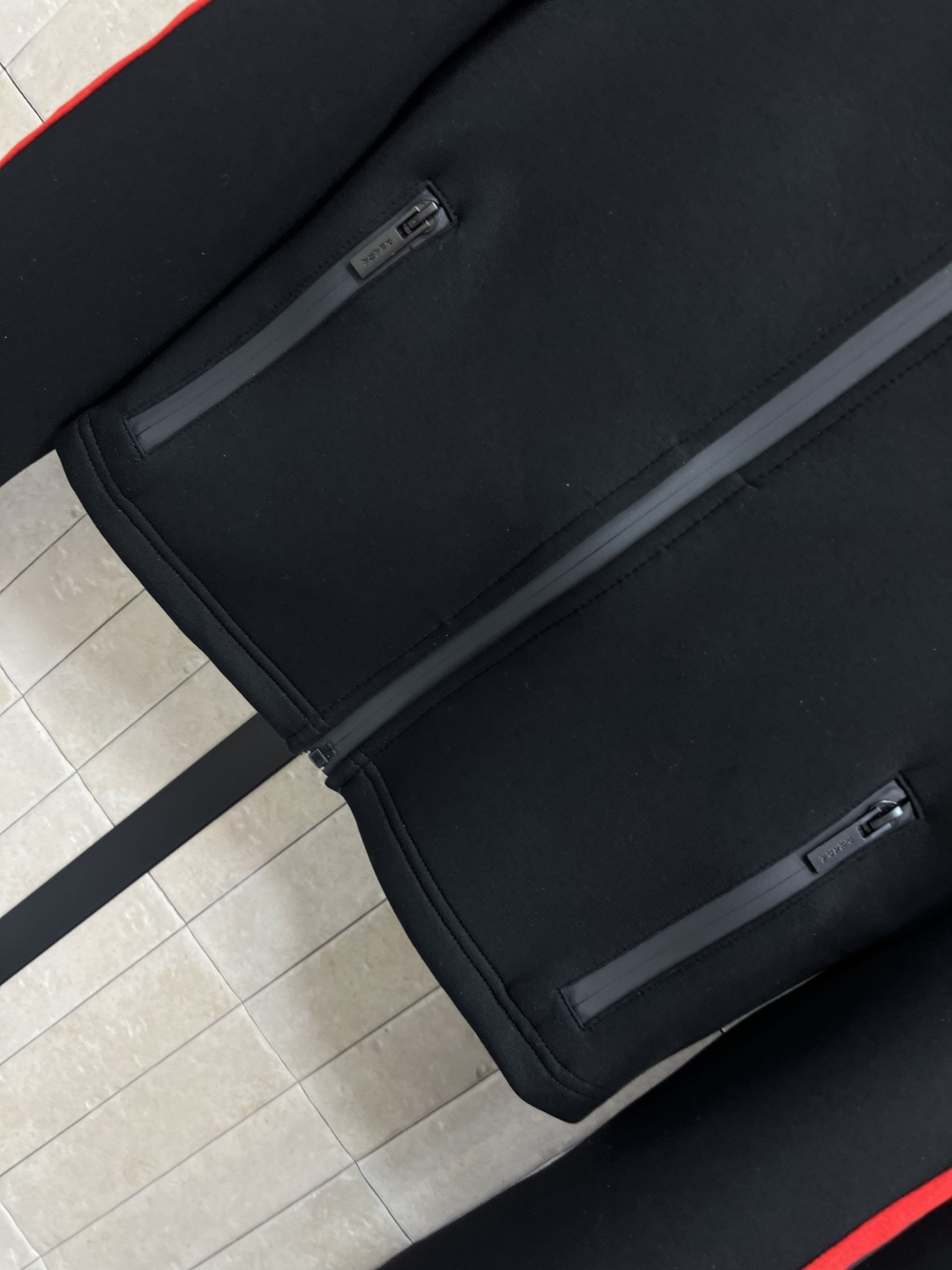 PD家 25早秋新款 立领拼色织带拉链上衣 +休闲小脚裤 空气棉面料显瘦又亲肤 袖身+裤身两侧撞色红织带