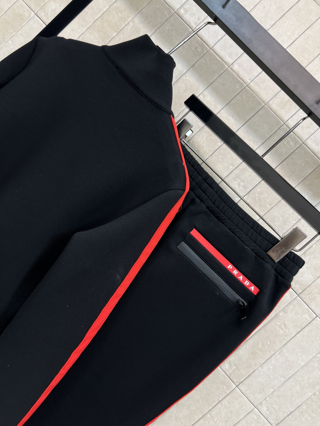 PD家 25早秋新款 立领拼色织带拉链上衣 +休闲小脚裤 空气棉面料显瘦又亲肤 袖身+裤身两侧撞色红织带