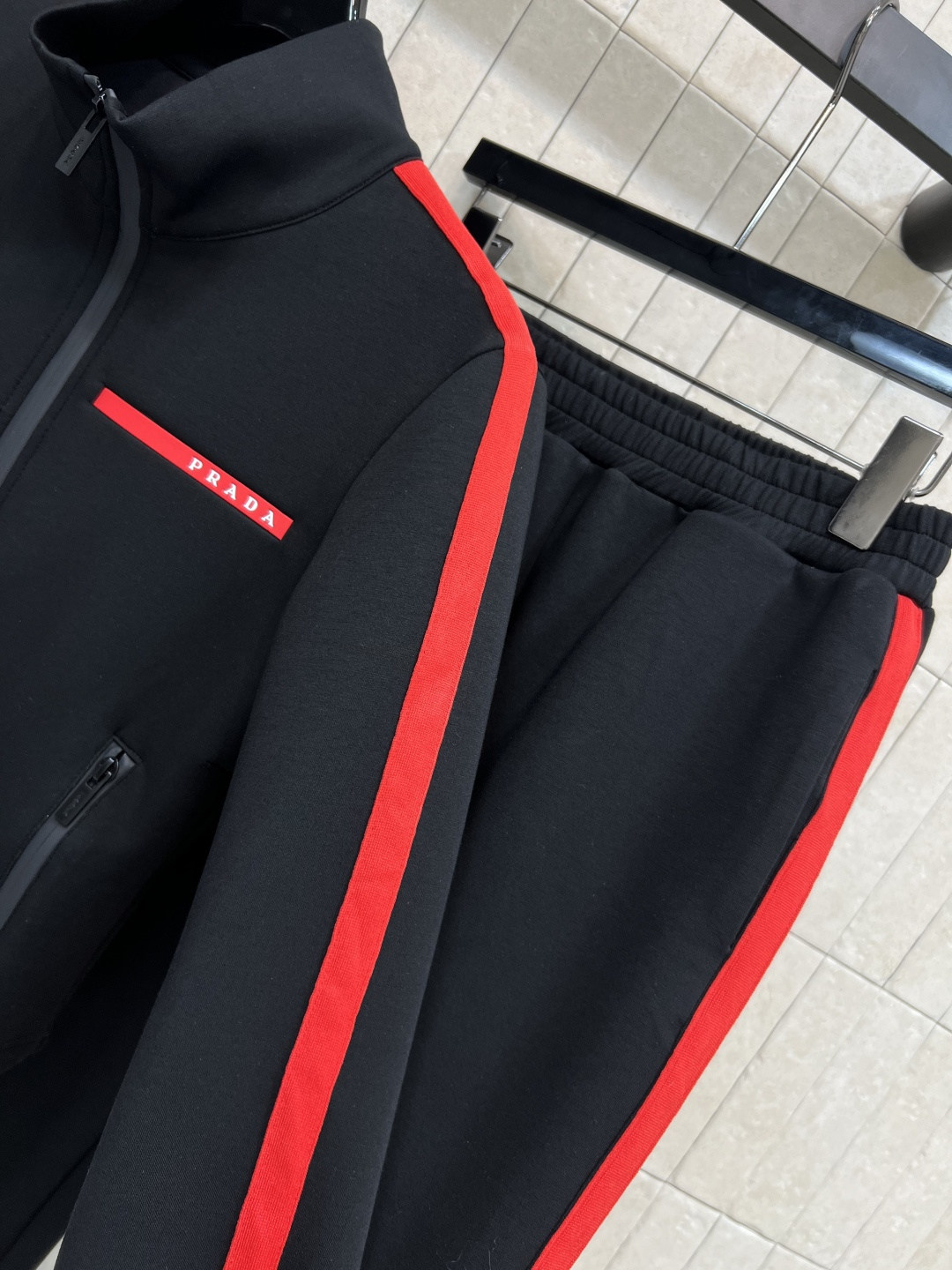 PD家 25早秋新款 立领拼色织带拉链上衣 +休闲小脚裤 空气棉面料显瘦又亲肤 袖身+裤身两侧撞色红织带