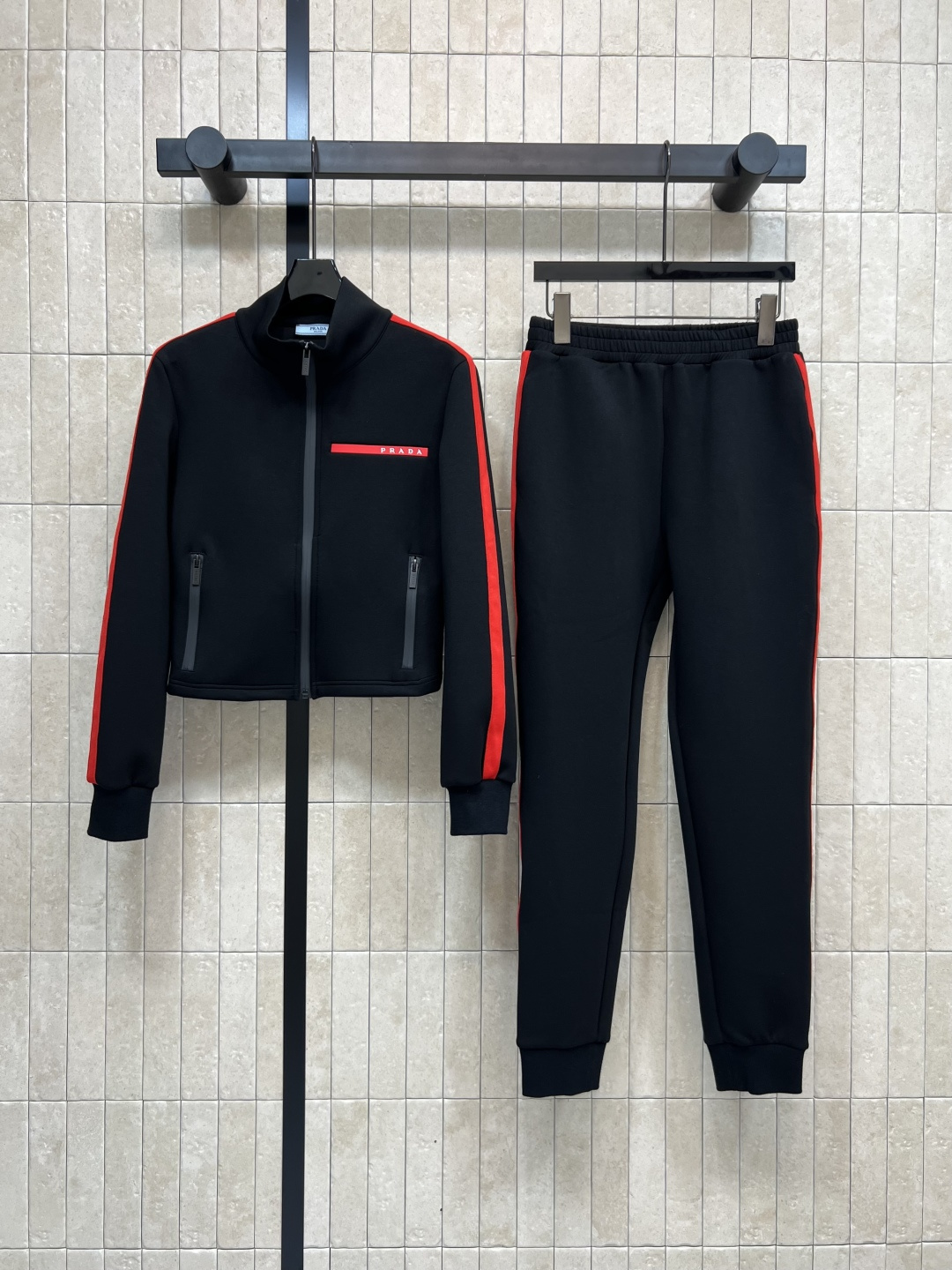 NO:483966,PD Home 25 early autumn new style, stand-up collar color-blocked webbing zipper top + casual foot pants, air cotton fabric makes it slim and skin-friendly, sleeves + contrasting red webbing splicing design on both sides of the trouser, classic red logo embellishment on the chest, a set of upper body sports, full of casualness, simple design style to wear a different atmosphere, casual and fashionable and versatile size/S-M-L,,dior,alexander wang19860909PD家 25早秋新款 立领拼色织带拉链上衣 +休闲小脚裤 空气棉面料显瘦又亲肤 袖身+裤身两侧撞色红织带拼接设计 胸前经典的红标logo点缀 一套上身运动 休闲感十足 简约设计风格穿出不一样的气息 休闲时髦又百搭 size/S-M-L,,dior,alexander wang,Women's clothing