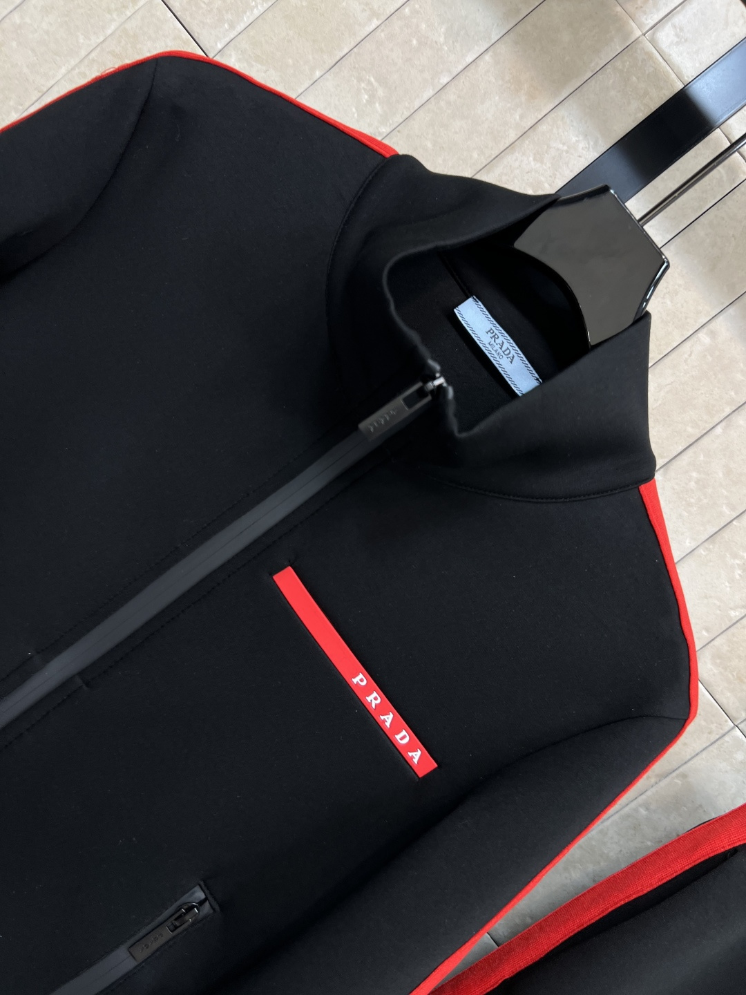 PD家 25早秋新款 立领拼色织带拉链上衣 +休闲小脚裤 空气棉面料显瘦又亲肤 袖身+裤身两侧撞色红织带