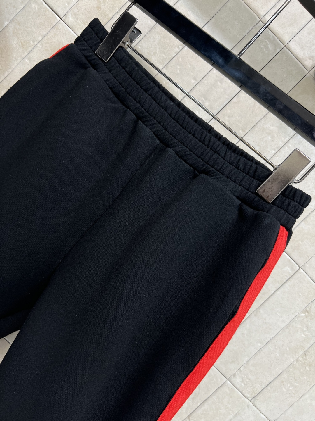 PD家 25早秋新款 立领拼色织带拉链上衣 +休闲小脚裤 空气棉面料显瘦又亲肤 袖身+裤身两侧撞色红织带