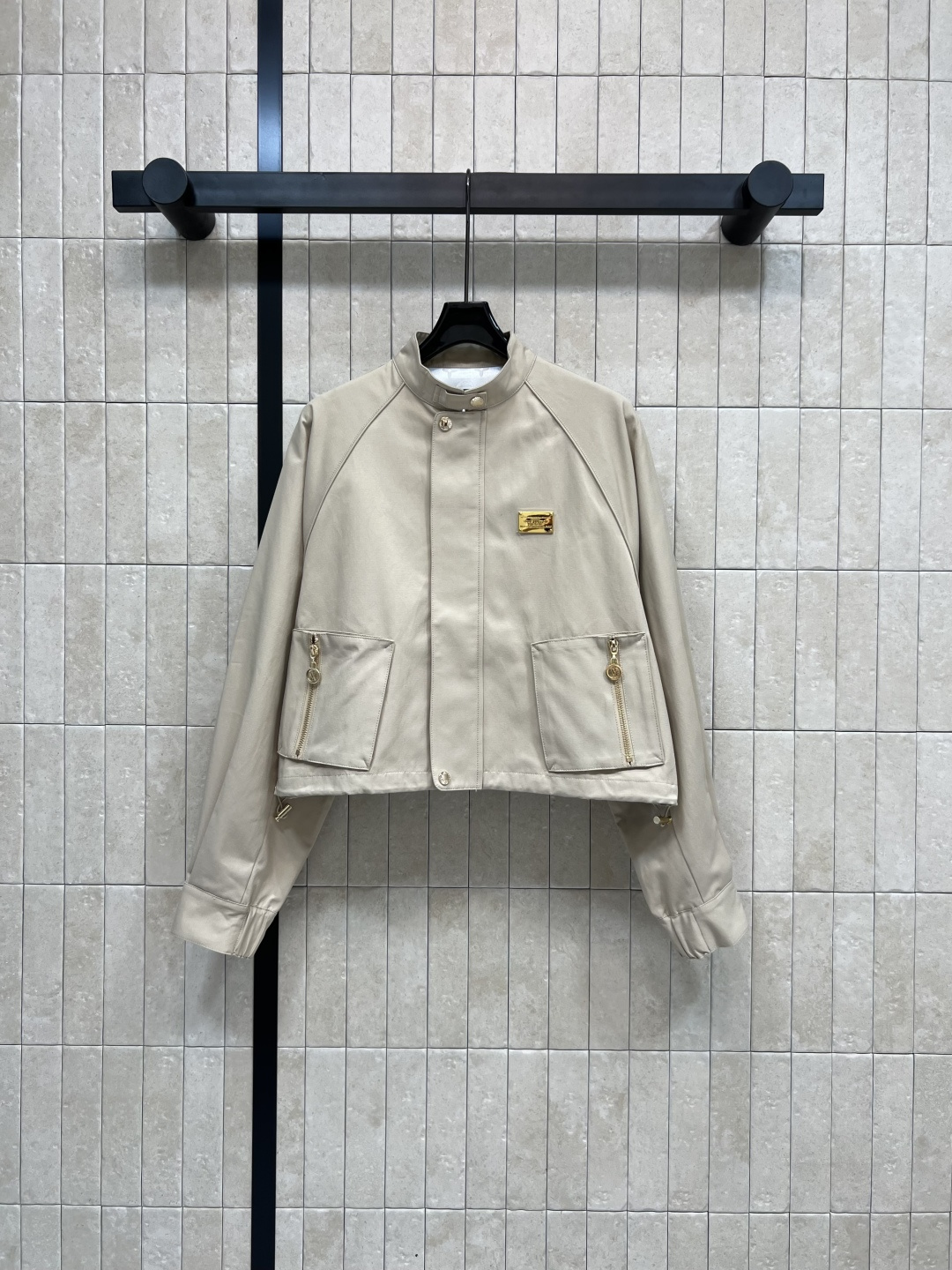 NO:483976,L family 25 early autumn new style, bomber jacket, boyfriend-style jacket, handsome and elegant, stand-up collar rattle sleeves loose style, very versatile and slim, simple and retro and fashionable, customized interior presbyopia jacquard fabric, low-key luxury logo without losing its sense of fashion, handsome and stylish, two colors and three codes Size/S-M-L,,louis vuitton, jackets & coats, jackets & coats, alexander wang19860909L家 25早秋新款 飞行员夹克外套 男友风的外套 帅气又有气质 立领插肩袖宽松版型 非常百搭显瘦 简单又复古时髦 定制的内里老花提花面料 低调奢华logo又不失时尚感 上身帅气又有型 两色三码 Size/S-M-L,,louis vuitton,jackets & coats,jackets & coats,alexander wang,Women's clothing