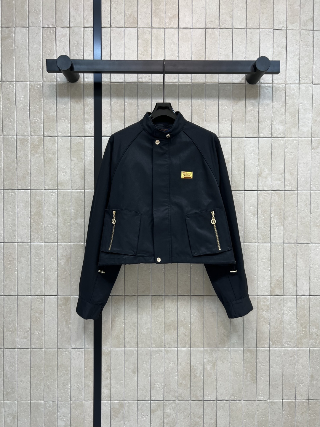 NO:483986,L family 25 early autumn new style, bomber jacket, boyfriend-style jacket, handsome and elegant, stand-up collar rattle sleeves loose style, very versatile and slim, simple and retro and fashionable, customized interior presbyopia jacquard fabric, low-key luxury logo without losing its sense of fashion, handsome and stylish, two colors and three codes Size/S-M-L,,louis vuitton, jackets & coats, jackets & coats, alexander wang19860909L家 25早秋新款 飞行员夹克外套 男友风的外套 帅气又有气质 立领插肩袖宽松版型 非常百搭显瘦 简单又复古时髦 定制的内里老花提花面料 低调奢华logo又不失时尚感 上身帅气又有型 两色三码 Size/S-M-L,,louis vuitton,jackets & coats,jackets & coats,alexander wang,Women's clothing