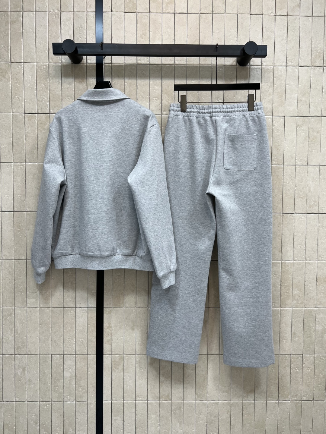 FD家 25早秋新款 连帽两面穿运动外套+高腰阔腿长裤  连帽纯色卫衣外套充满青春活力气息  两侧插兜点