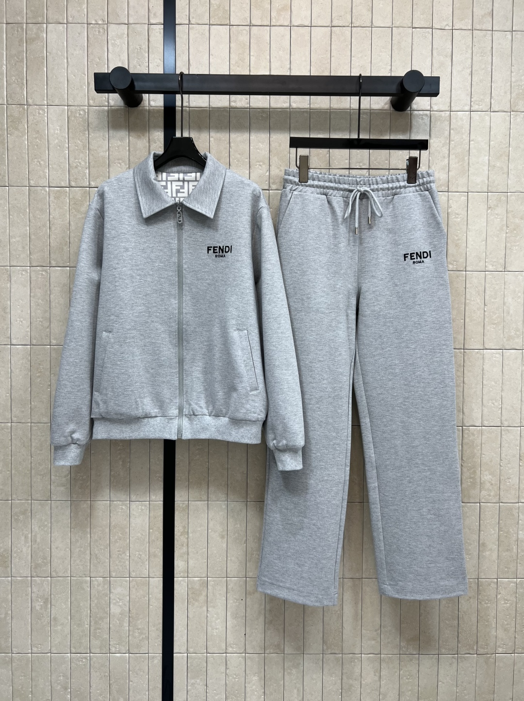 NO:483996,FD Home 25 Early Autumn New Hooded Sports Jacket + High Waist Wide Legs Hooded Solid Color Sweatshirt Jacket is full of youthful vitality, with pockets on both sides, can be worn on both sides, classic full-print FF lettering, a set of matching is full of sports and leisure, age-reducing and clean temperament, essential for daily casual sports, two-color three-code Size/S-M-L,,dior,hoodie, sweatshirts, jackets & coats,hats,alexander wang19860909FD家 25早秋新款 连帽两面穿运动外套+高腰阔腿长裤 连帽纯色卫衣外套充满青春活力气息 两侧插兜点缀 可双面穿 里面经典的满印FF字老花 一套搭配运动休闲感十足 减龄又显干净气质 日常休闲运动必备 两色三码Size/S-M-L,,dior,hoodie,sweatshirts,jackets & coats,hats,alexander wang,Women's clothing