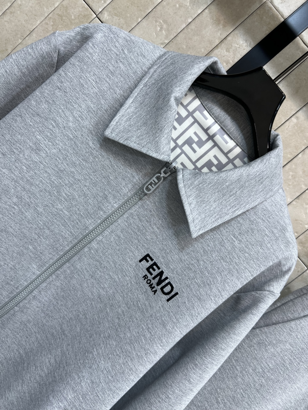 FD家 25早秋新款 连帽两面穿运动外套+高腰阔腿长裤  连帽纯色卫衣外套充满青春活力气息  两侧插兜点