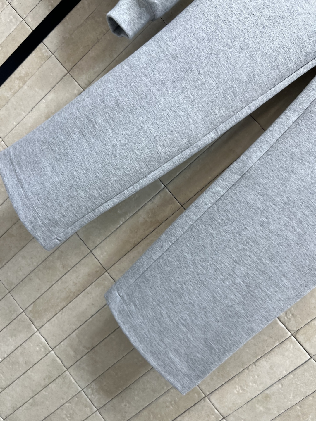 FD家 25早秋新款 连帽两面穿运动外套+高腰阔腿长裤  连帽纯色卫衣外套充满青春活力气息  两侧插兜点