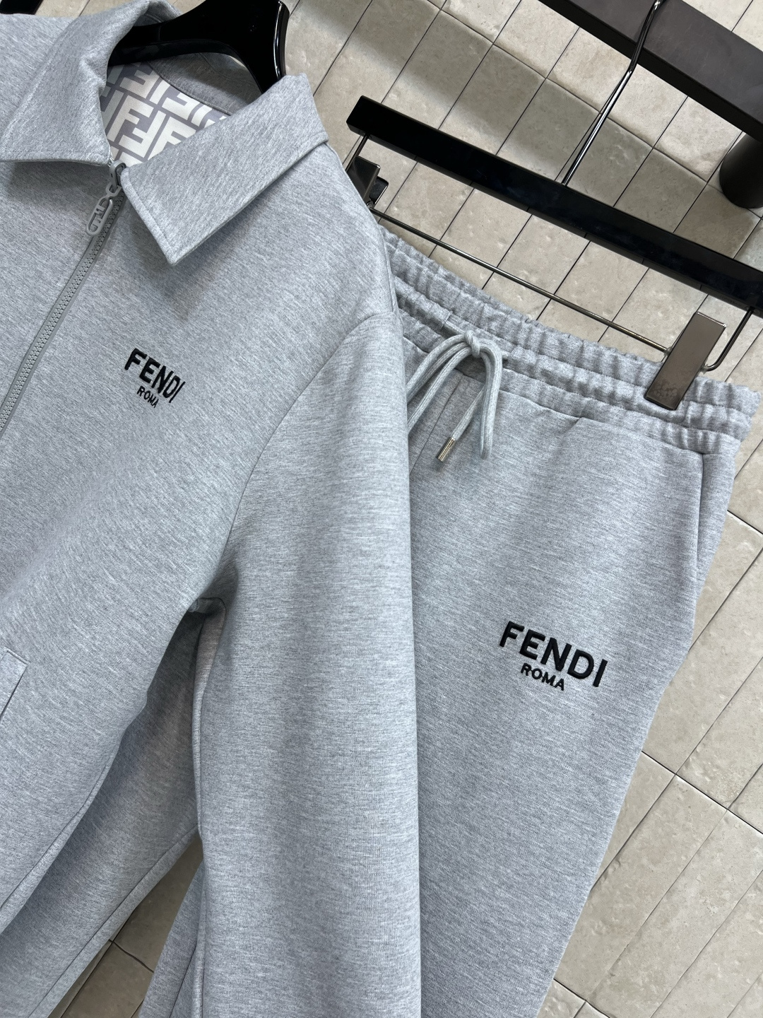 FD家 25早秋新款 连帽两面穿运动外套+高腰阔腿长裤  连帽纯色卫衣外套充满青春活力气息  两侧插兜点