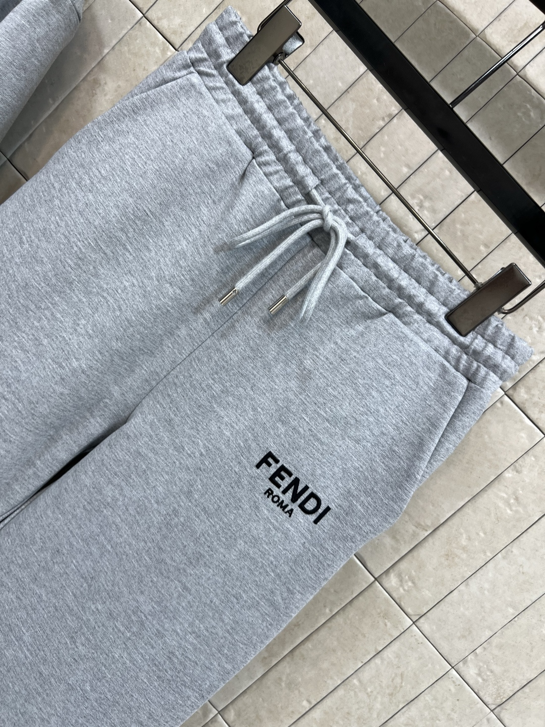 FD家 25早秋新款 连帽两面穿运动外套+高腰阔腿长裤  连帽纯色卫衣外套充满青春活力气息  两侧插兜点